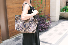 Load image into Gallery viewer, Sabrina - Cheetah Handbag w/ Clip-in Accessory Bag