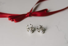 Load image into Gallery viewer, Stunning Reindeer Pearl-Stud Jewelry Set - Earrings & Necklace + FREE GIFT