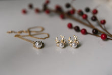 Load image into Gallery viewer, Stunning Reindeer Pearl-Stud Jewelry Set - Earrings & Necklace + FREE GIFT